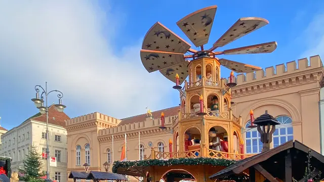 An der Weihnachtspyramide duftet es nach Glühwein, gebrannten Mandeln und Zimt. Foto: Helmut Kuzina