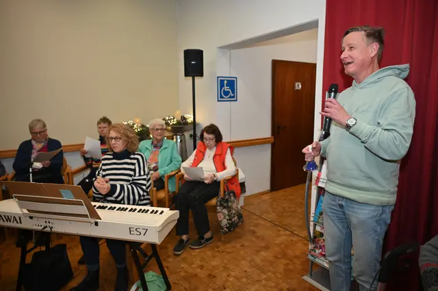 Pastor Dr. Michael Wohlers (r.) eröffnete den Basar