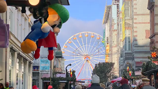 Auf der Mecklenburgstraße geht es weiter zum Riesenrad und zur Eisbahn am Pfaffenteich. Foto: Helmut Kuzina