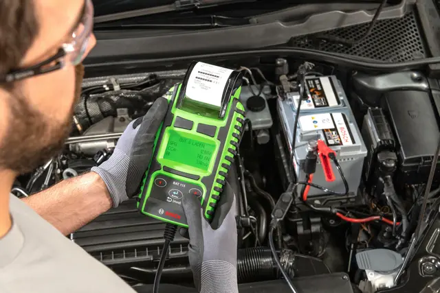 Ein Batteriecheck in der Fachwerkstatt beugt möglichen Pannen in der kalten Jahreszeit vor. | Foto: DJD/Robert Bosch
