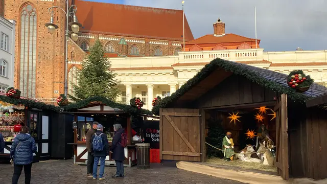 Inmitten des Marktplatzes befindet sich in einer Bude die traditionelle Weihnachtskrippe. Foto: Helmut Kuzina