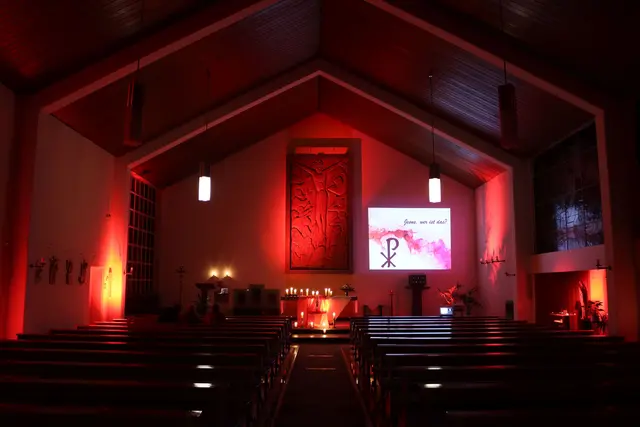 Kraft Tanken in der Kirche Christkönig