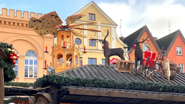 Der Altstädtische Markt gilt als das Zentrum des Schweriner Weihnachtsmarktes. Foto: Helmut Kuzina