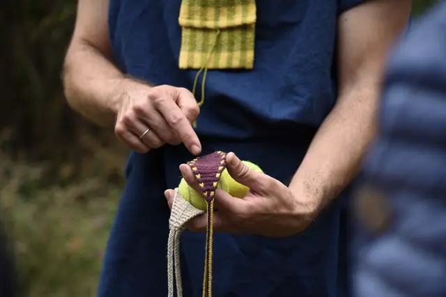 Eine Fadentechnik der Germanen - könnte ein Vorläufer des Häkelns sein.