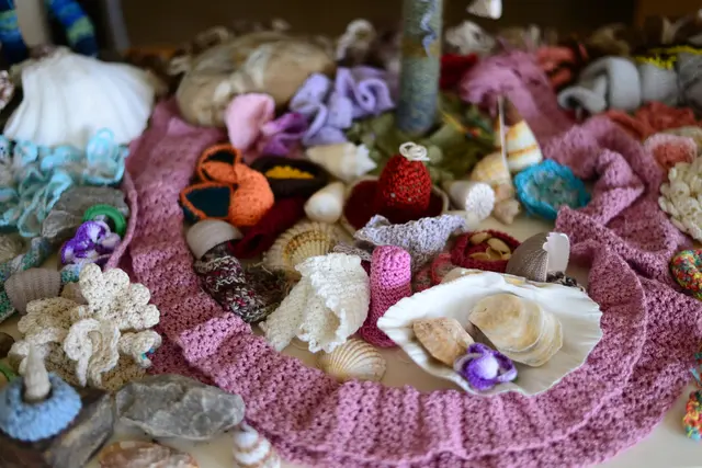 Aus gesammelten Häkelarbeiten entstand ein Korallenriff.