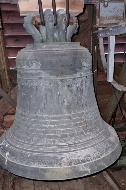 Dodenau 1801
Durchmesser     80 cm 
Höhe                   65 cm
Gewicht              300 kg
h`
WER GOTT SUCHET,DER KOMME WANN ICH RUFE

ANNO 1801      
F.G.SCHNEIDER.PASTOR.L: PRAECEPTOR
I.SCHAEFERY:DO:J.W.V:RE:SCHULTHEISEN
H-MUELLER.P-MUELLER.V.DO:TI:IAIDE.V:BE:VORSTEHERE
WAREN
DA GOSS UNS F:KUTSCHBACH  (aus Naumburg ?)

303 JAHR SANG UND LEBTE ICH
VIELE SCHLAEGE TRAFEN MICH
UND EINER TRAF MICH SO
DAS ICH NUN HEISER SANG
BIS MAN MICH DURCH DIE GLUT
AUFS NEU ZUM SINGEN ZWANG