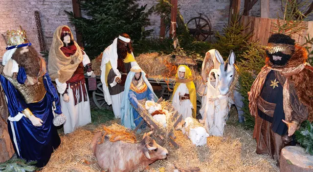 Besucher können sich an der Krippe im Hof des Schwäbischen Handwerkermuseums mit lebensgroßen Figuren erfreuen.  | Foto: HWK Schwaben 