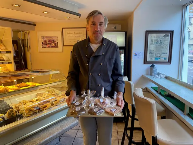 Bäcker Bernhard Fischer mit seinen Nougatsternen und den altbewährten Spitzbuben-Herzen  | Foto: LandsAid
