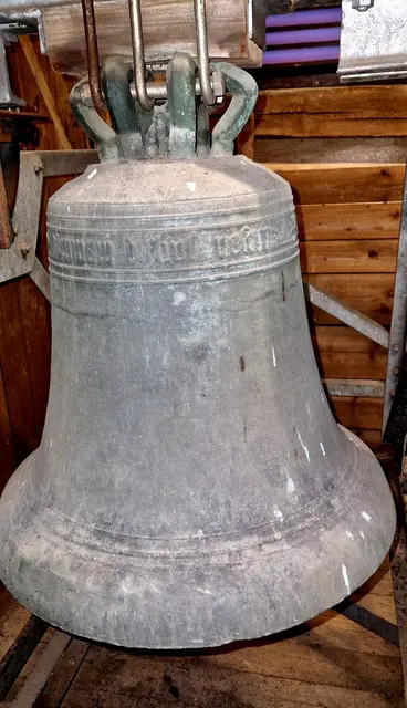 Laisa 1523
Durchmesser 63 cm 
Höhe 51 cm
Gewicht 155 kg
dis``

Da pacem Domine in diebus nostris
(Gib Frieden Gott in unseren Zeiten)
