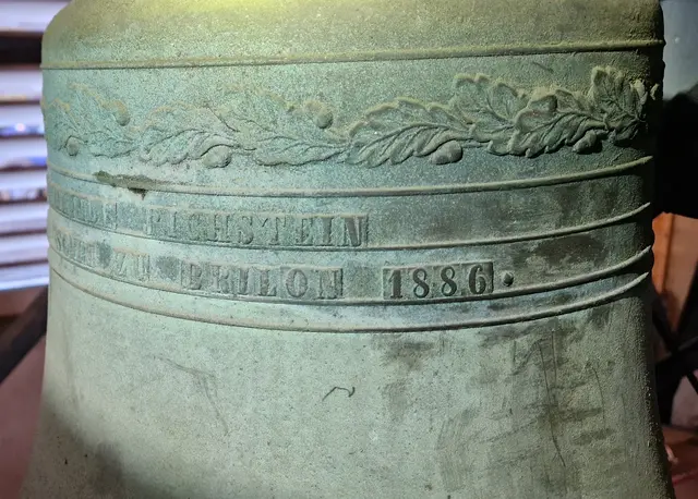 Richstein 1886
Durchmesser 53 cm 
Höhe 43 cm
Gewicht 95 kg
              fis``

GEGOSSEN FUER DIE GEMEINDE RICHSTEIN
VON H.HUMPERT UND SOHN ZU BRILON 1886

Humpert und Sohn 1886
