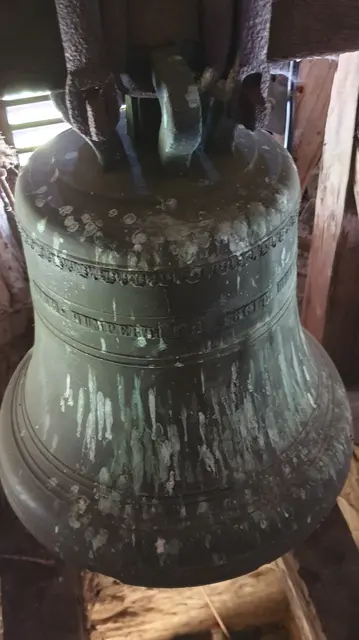 Hatzfeld - Hubertuskapelle 1881
Durchmesser 43 cm 
Höhe 32 cm
Gewicht 50 kg
as``
Glockeninschrift:

IN HONOREM BEATAE MARIAE VIRGINIS

ZU EHREN DER SELIGEN JUNGFRAU MARIA

HENR  HUMPERT ME FECIT BRILONIENSIS  

HENR HUMPERT HAT MICH BRILLIANT GEMACHT

                                        1881
