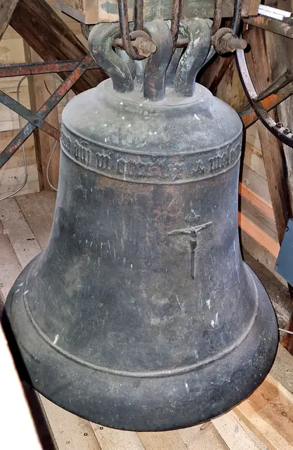 Hatzfeld 1459
Durchmesser 91cm 
Höhe 75 cm
Gewicht 450 kg
gis`

Mester albert de Eversberch Fecit me Gloriosa anno  m cccc I ix 1459
Meister Albert von Eversberch hat mich im Jahr 1459 glorreich gemacht
