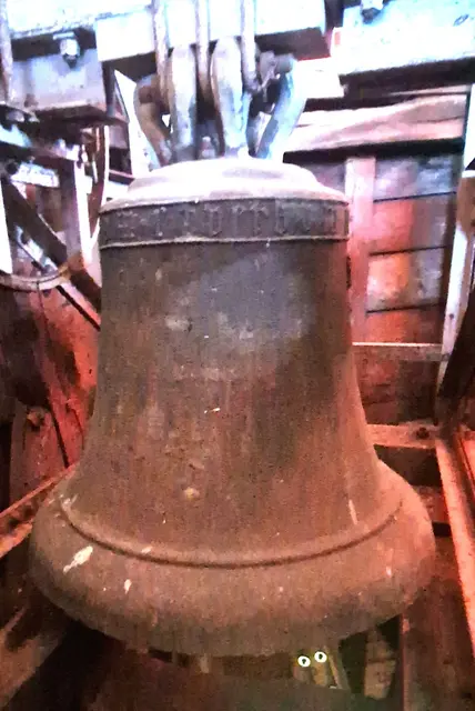 Dexbach 1500
Durchmesser 71 cm 
Höhe 80 cm
Gewicht 220 kg
cis``

in · princpio · e(ra)t verbvm
  (Am Anfang war das Wort)
Inschrift Joh 1,1