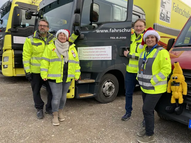 Der Nikolauskonvoi machte sich am Freitag auf den Weg Richtung Rumänien. Landrat Hans Reichhart fuhr am Steuer eines LKW mit. | Foto: Benjamin Sigmund / Landratsamt Günzburg 