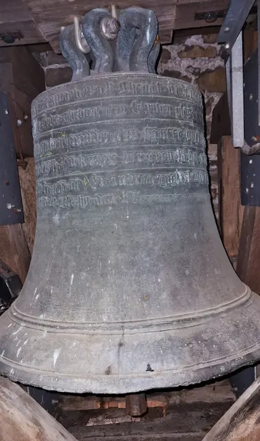 Elsoff 1441
Durchmesser     110 cm 
Höhe                   80 cm
Gewicht              810 kg
Fis`

Osanna bin ich ghenat unde was selb virde verbrat des sudagis vor sat margreten dag tu men

nach godis ghebort tzu schreiben plag mcccc ein unde virtzig jar in dem Neisten jar wart ich

Gemacht widder tzu hauffe gecact von eyme der hitz peter agact umme sat vyt so sich wadelt

 daz ist war o konyg der eren la dyt velt kein weder besweren alco wyt man hort myn 

Schal behude dye tzyt o andrea apostel myn bedde vor peter den dyner dyn und gerdrut myn

Wyp vor sich got dy  frucht al uns dort Zele hy den lyp

Hosianna bin ich genannt und dasselbe wurde verbrannt des Sonntags vor Sankt Margareten Tag, so man 

nach Gottes Geburt zu schreiben pflegt Vierzehnhundert einundvierzig Jahre. In dem neuesten  Jahr wurde ich

gemacht. Wieder zum Hauffe gesetzt von einem der hieß Peter Agast um Sankt Vitus, so sich  wandelt, 

das ist wahr. O König der Ehren, laß dies Feld  kein Wetter bescheren. So weit man hört mein

Schall, behüte die Zeit. O Andreas Apostel mein, bitte für Peter den Diener dein, und für Gertrud mein 

Weib (sonderlich). Gott die Frucht allein, uns dort die Seele hier den Leib.
