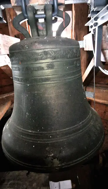 Alertshausen 1881
Durchmesser     66 cm 
Höhe                   57 cm
Gewicht            173 kg
d`` 

+ AD DEI CLORIAM +                         * LAUDATE DOMINUM IN EXCELSIS . PS . 148 *
             1881                                             HENR .HUMPERT BRILONIENSIS ME FECIT

