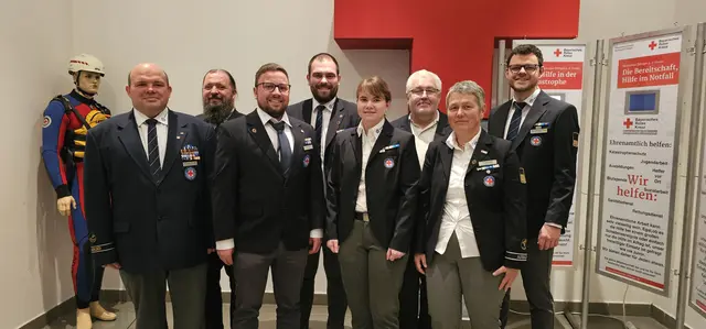 v.l.n.r: Wolfgang Piontek (Vorsitzender), Thomas Seher (4. stellv. technischer Leiter), Kevin Mahn (technischer Leiter), Domenik Sand (3. stellv. technischer Leiter), Jana Trapp (2. stellv. Vorsitzende), Siegbert Straubinger (1. stellv. technischer Leiter), Heike Sand (1. stellv. Vorsitzende) und Fritz Grimminger (2. stellv. technischer Leiter) | Foto: Kreis-Wasserwacht Dillingen