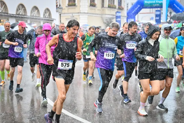 Die Läufer trotzten dem Regen beim Friedberger Halbmarathon | Foto: Sport in Augsburg