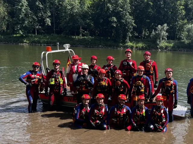 Die neuen Wasserretter mit ihren Ausbildern nach der bestandenen Prüfung  | Foto: Kreis-Wasserwacht Dillingen