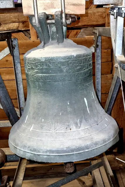 Laisa 1786
Durchmesser 45 cm 
Höhe 37 cm
Gewicht 58 kg
a``

GOSS MICH HERR JOHANN MELCHIOR DERCK  IN MUNCHHAUSSEN
VOR     DAS      KIERCHSPIEL      LEISSA     ANNO   MDCCLXXXVI
