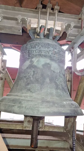 Reddighausen 1821
Durchmesser 58 cm 
Höhe 45 cm
Gewicht 120 kg
e``

IN GOTTES NAHMEN BIN ICH GEFLOSSEN ANDEREAS OTTO 1821
HAD MICH GEGOSSEN VOR DIE GEMEINDE REDDIGHAVSSEN
