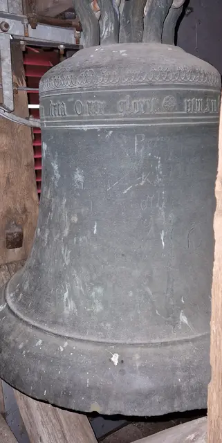 Elsoff 1526
Durchmesser     75 cm 
Höhe                   63 cm
Gewicht              275 kg
C``

O rex glorie vim (veni) 
in pace..ano dni
Millesimo quintentesimo
Vi (n)ces(i)imo sexta.

O König verherrliche die Macht
Des Friedens im Jahr
Tausendfunfzig
sechsundzwanzigsten Tag