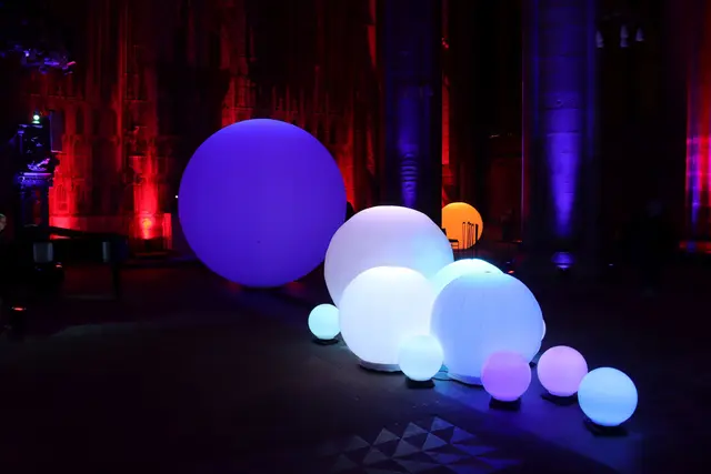 Leuchtende Kurgeln in der Elisabethkirche