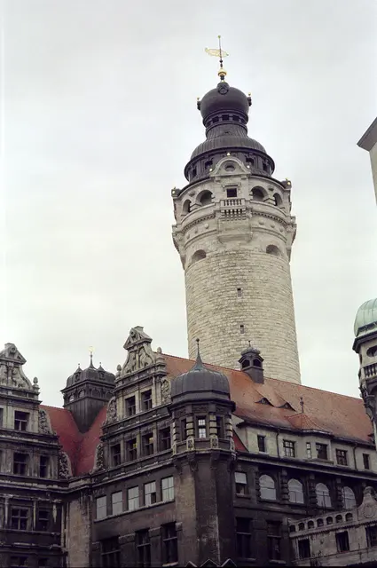 Der Rathausturm des Neuen Rathauses in Leipzig ist unten ein Burgturm