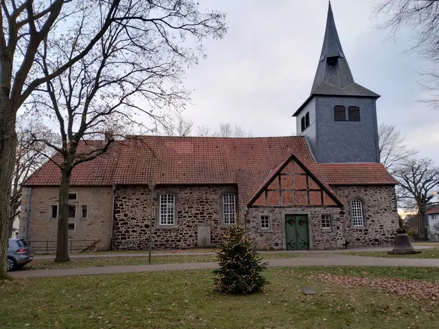 Gleich nebenan die St. Petri-Kirche mit weihnachtlichem Schmuck. Sie wurde erstmalig 1274 im Meinerschen Lehnsregister erwähnt.