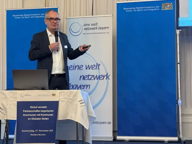 Michael Wörle, Erster Bürgermeister, stellte die Partnerschaften zwischen der Stadt Gersthofen und den Counties Baringo und Kisumu in Kenia vor. | Foto: Stadt Gersthofen