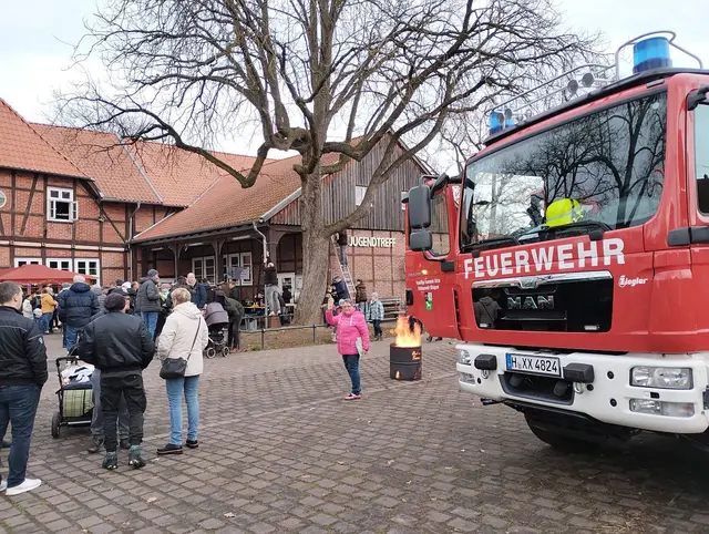 Sollten die Bratwürste oder der „Glühwein mit Schuss“ in Brand geraten: Die Dorffeuerwehr steht einsatzbereit. 