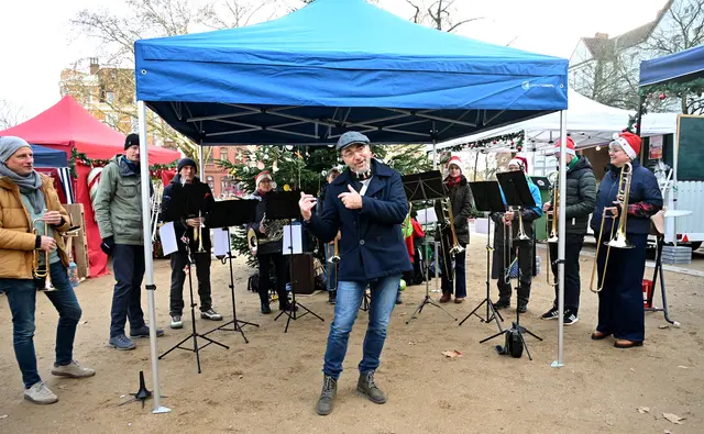 Michael Woller-Putz eröffnete heute Nachmittag den Döhrener Adventsmarkt