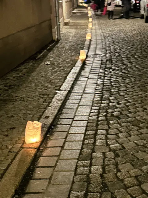 Teile von Straßenzügen waren mit solchen Lichtern geschmückt. 