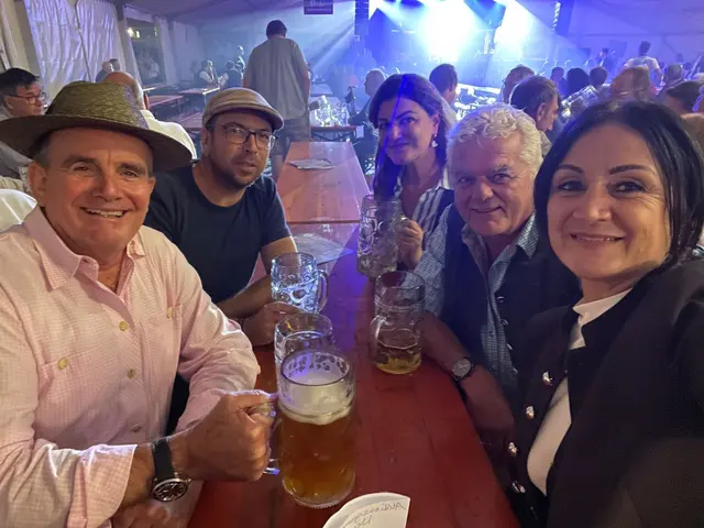 Mitgliedertreffen auf dem Neusässer Volksfest.