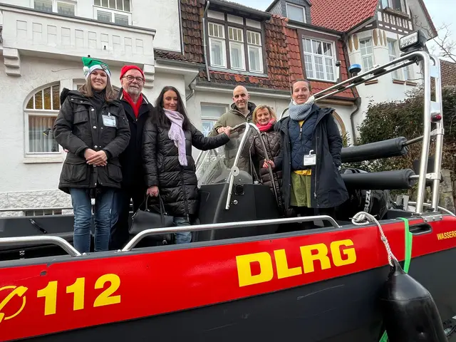 Alle in einem Boot: Oberbürgermeister und Bezirksrat bei der DLRG