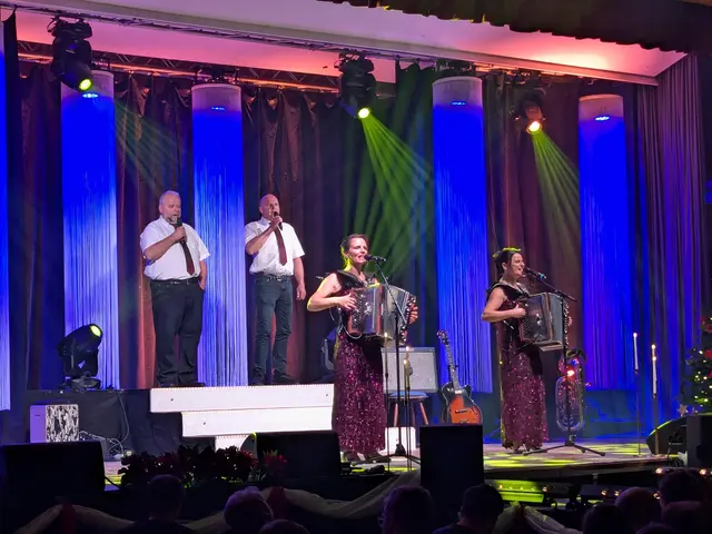Bettina und Patrcia mit Männerchor | Foto: Matthias Bucher