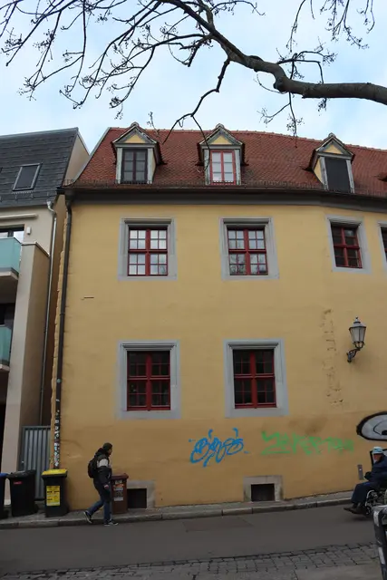 Der romanische Wohnturm, soll so die beiden Mitarbeiter, stand an der Stelle der letzten beiden Fenster.