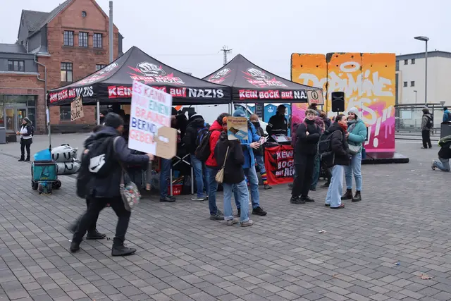 Stand vor dem Bahnhof in Gießen: Kein Bock auf Nazis