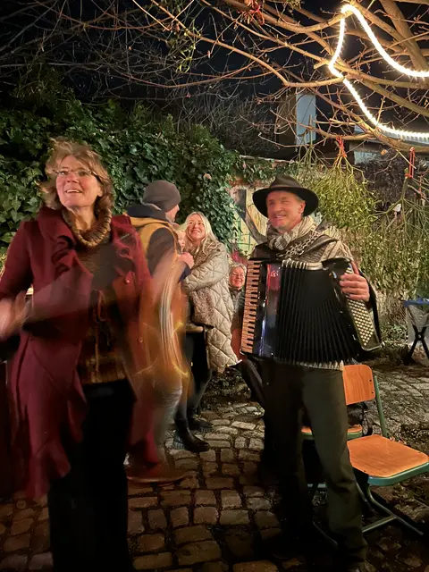 Das Duo spielte vorwiegend klassische Weihnachtsmusik. 