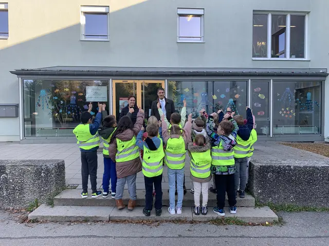 Warnwestenverteilaktion 2025 bei St. Ägidius.  | Foto: Aktionsgemeinschaft Neusäß