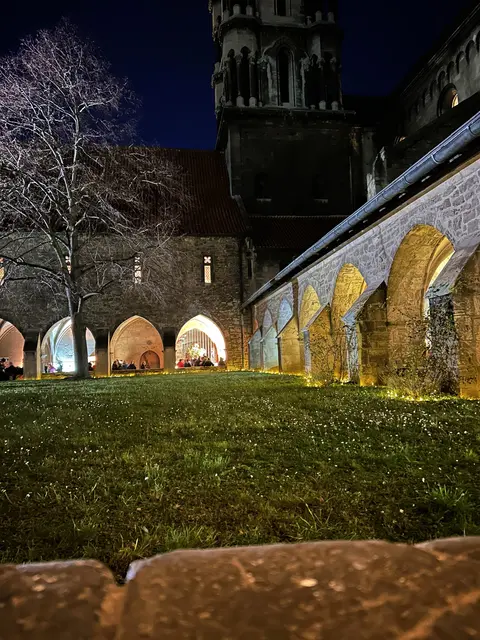 Großes Gedränge auch im Kreuzgang des Domes. 
