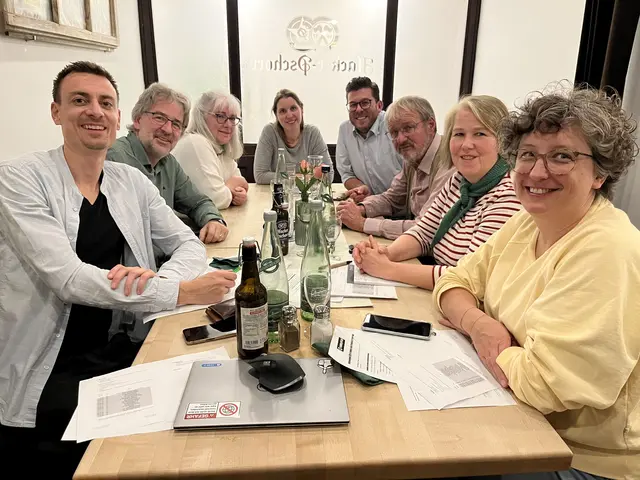 Als starkes, vielfältiges Team präsentierten sich die grünen Spitzenkandidat*innen für den Friedberger Stadtrat bei der Auftaktveranstaltung: (von links: Tobias Faßnacht, Jürgen Rühl, Susanne Östreicher, Ortssprecherin Beatrice Stamp, Bürgermeisterkandidat Egon Stamp, Edmund Dorsch, Antje Prillwitz, Jutta Erlenmayer, nicht im Bild Eva Bahner) | Foto: Foto: Stefan Meir