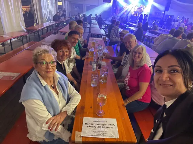 Mitgliedertreffen auf dem Neusässer Volksfest. | Foto: Aktionsgemeinschaft Neusäß