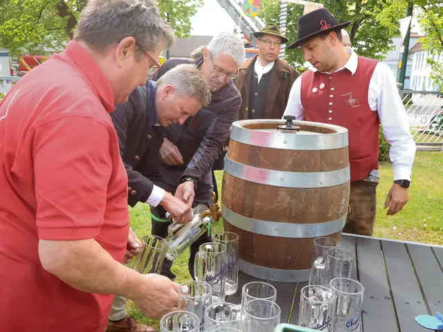 Fassanstich nach dem Maibaumaufstellen | Foto: Aktionsgemeinschaft Neusäß
