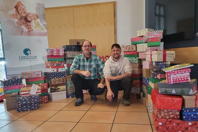 Jürgen Wiedemann &amp; Tobias Pampa freuen sich über 85 Weihnachtsgeschenke für Kinder in der Ukraine | Foto: Evangelische Gemeinschaft