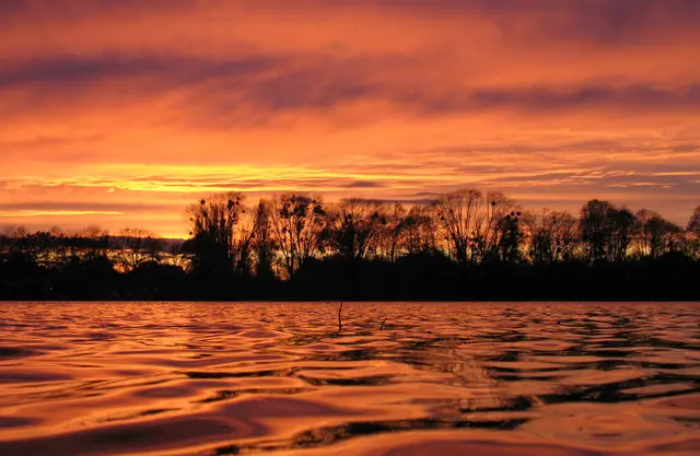 Aber selbst an den kurzen Tagen der Wintermonate gibt es immer mal wieder Glücksmomente. Zum Beispiel dann, wenn der Himmel glüht. Also - unbedingt mal raus. Das hilft dem allgemeinen Wohlbefinden und der Gesundheit.
Lichtblicke gibt es also an hellen und trüben Tagen und sogar in der Dunkelheit. Es kommt auf die eigene Sichtweite an. | Foto: Kurt Wolter
