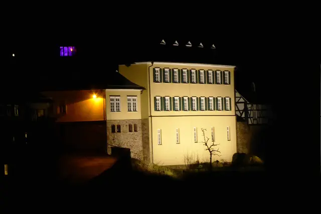 Sonntagsbilder 2025-48, Die wieder angestrahlte Neuburg, 30.11.2025.