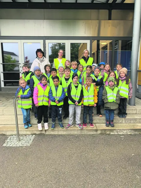 Warnwestenverteilaktion 2025 bei der Grundschule in Steppach. | Foto: Aktionsgemeinschaft Neusäß