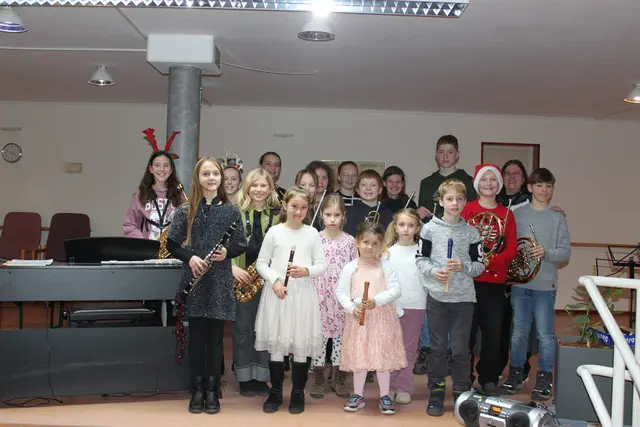 Unter dem Beifall des Publikums stellten sich die jungen Künstler zum Erinnerungsfoto.