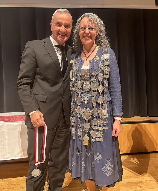 Hingucker des Abends: Die amtierende Landesschützenkönigin Andrea Sterck kam mit ihrer prachtvollen Schützenkette um die Auszeichnung in Silber von Oberbürgermeister Gerhard Jauernig entgegenzunehmen. | Foto: Monika Rudolph/ Stadt Günzburg